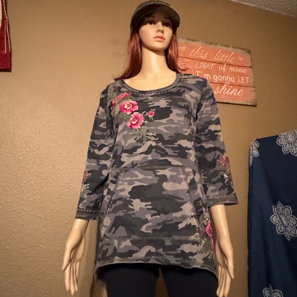 New PAPARAZZI Camo Embroidered  light  sweater Top - Picture 1 of 10